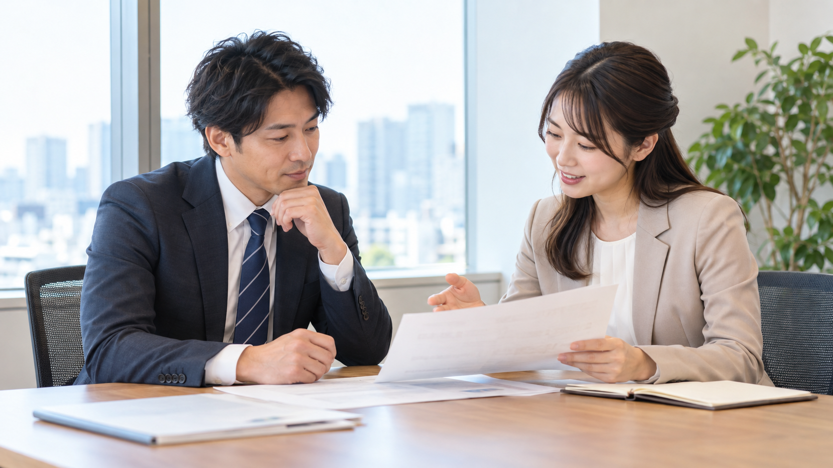 転職エージェントと面談する施工管理の男性
