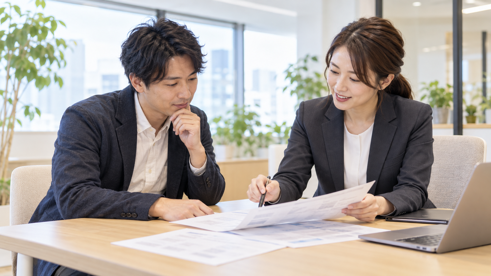 工場勤務の30歳が転職エージェントとの面談で職務経歴書を確認している様子